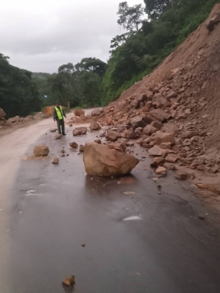 Paso al riesgo en los  sectores el Tambo  y la Ratona en la vía  hacia Santa Ana