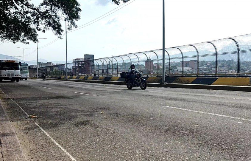 Ingenieros realizan inspección en el viaducto viejo de San Cristóbal. Foto Luzfrandy Contreras.