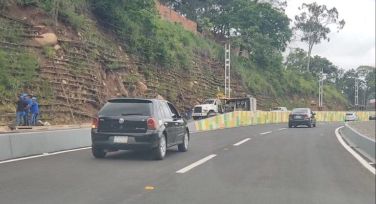 Tramo reparado en la avenida Marginal del Torbes en San Cristóbal. Foto Luzfrandy Contreras.