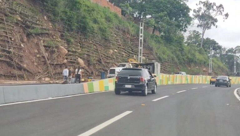 Trayecto rehabilitado en la Marginal del Torbes en San Cristóbal. Foto Luzfrandy Contreras.