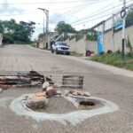 Afectación en la capa asfáltica preocupa a los habitantes en cercanía al hotel El Jardín. Foto Tito Sayago.