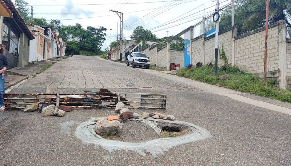 Afectación en la capa asfáltica preocupa a los habitantes en cercanía al hotel El Jardín. Foto Tito Sayago.