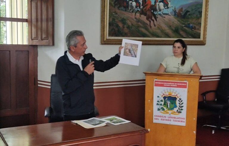 Presentan ante el CLET petición de reparación en acueducto regional del Táchira que afecta la vialidad en San José de Bolívar. Foto Tito Sayago-.