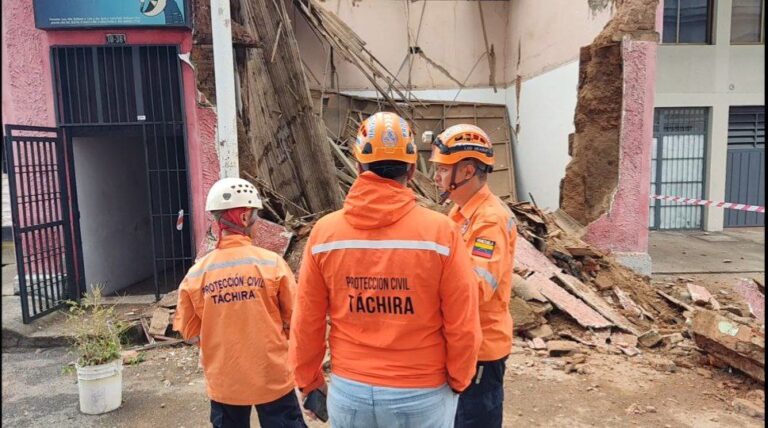 Tercera vivienda que colapsa en San Cristóbal en menos de una semana por las precipitaciones. Foto Tito Sayago.