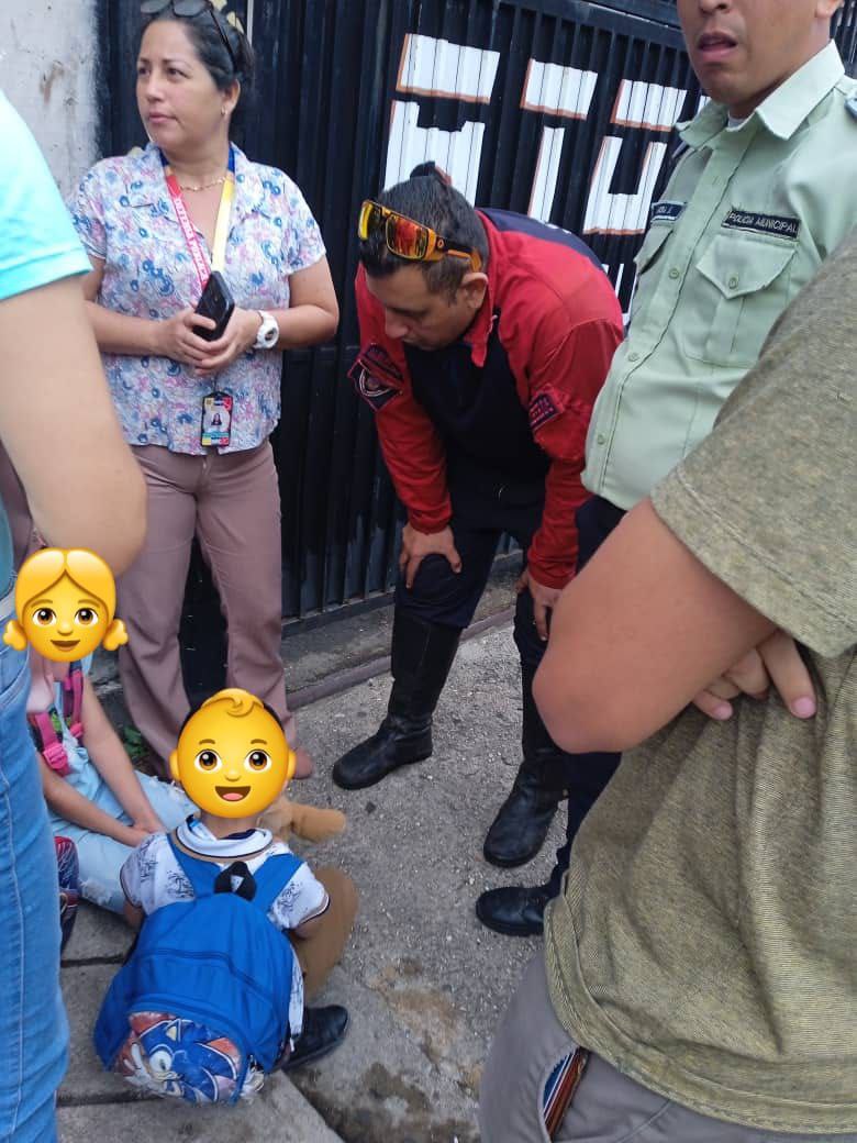 Cuerpo de Bomberos de San Cristóbal prestan apoyo a niños. Foto cortesía.