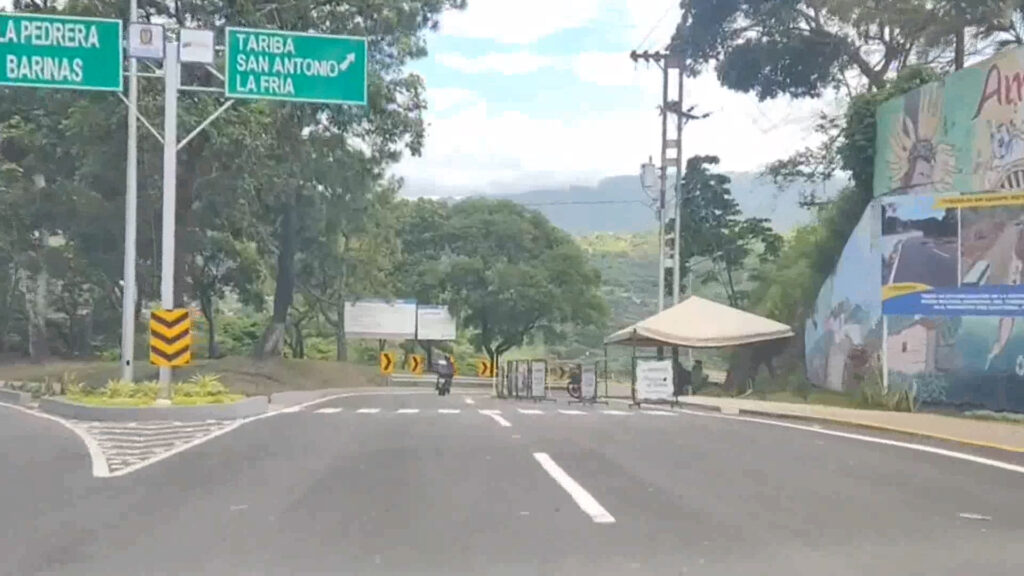 Canal abierto en la avenida Marginal del Torbes, San Cristóbal. Foto Gabriel Duque.