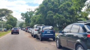 Colas para abastecer combustible en Táchira. Foto Luzfrandy Contreras.