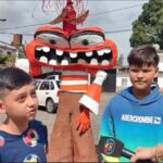 Los niños también participan en la creación de año viejos