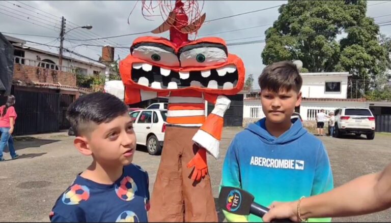 Los niños también participan en la creación de año viejos