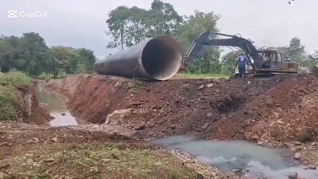 Reponen tubería de alcantarilla en La Fría